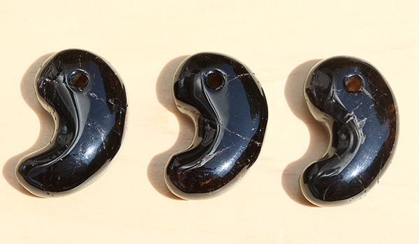 山梨県黒平産黒水晶勾玉【ポーチ＆ギャランティーカード付き】約30mm 