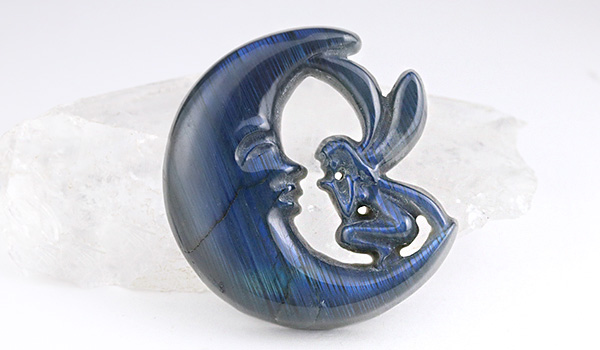 一点物　ラブラドライト　月と妖精　彫刻　(置物) 天然石ラブラドライト一点物☪︎可愛い妖精と月 手彫り彫刻